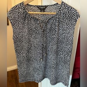 Liz Clairborne sleeveless top in like new condition